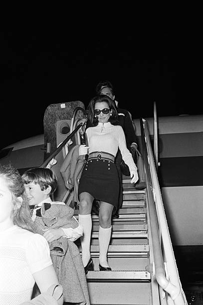 lee-radziwill-jackie-kennedys-sister-gets-of-a-plane-in-acapulco-picture-id514678126