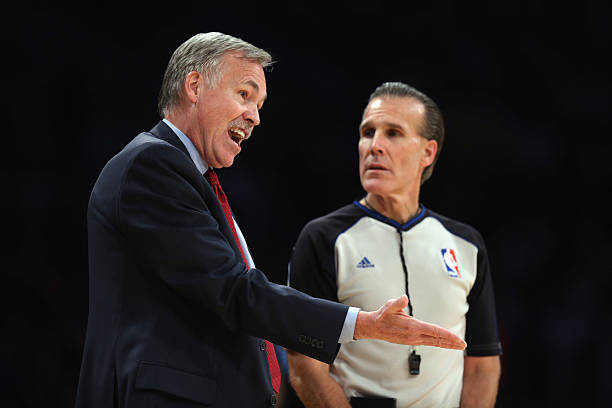 Los Angeles Lakers head coach Mike D'Antoni argues a call with referee Ken Mauer in the second half against the Memphis Grizzlies at Staples Center...