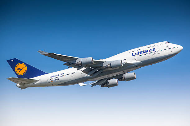 lufthansa boeing 747-400 - lufthansa stock pictures, royalty-free photos & images