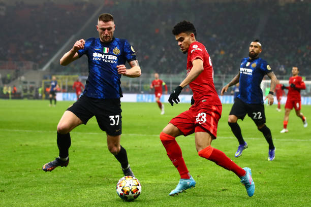 Luis Diaz of Liverpool competes with Milan Skriniar of FC Internazionale during the UEFA Champions League Round Of Sixteen Leg One match between FC...