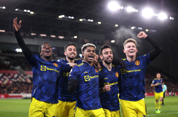 Marcus Rashford of Manchetser United celebrates with team mates (L- during the Premier League match between Brentford and Manchester United at...