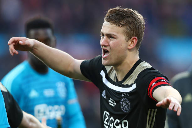 Matthijs de Ligt de Ajax celebra ganar la final de la Copa Toto KNVB holandesa entre Willem II y Ajax en De Kuip el 5 de mayo de 2019 en Róterdam,...