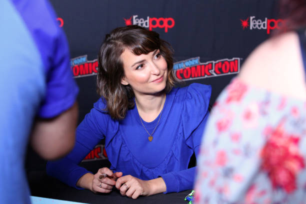 milana vayntrub greets fans at the robot chicken panel during new picture