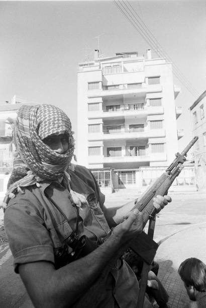 milicien-palestinien-fedayin-beyrouth-le-31-octobre-1975-pendant-la-picture-id1199883699