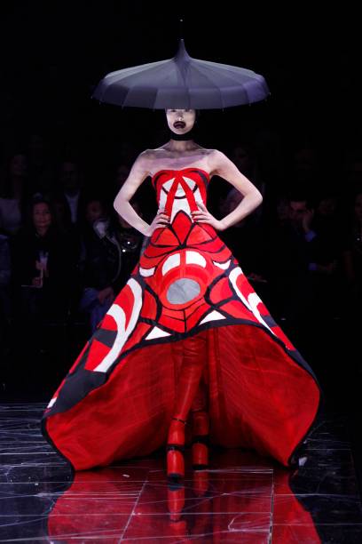 Alexander McQueen: Paris Fashion Week Ready-to-Wear A/W 09 Photos and ...