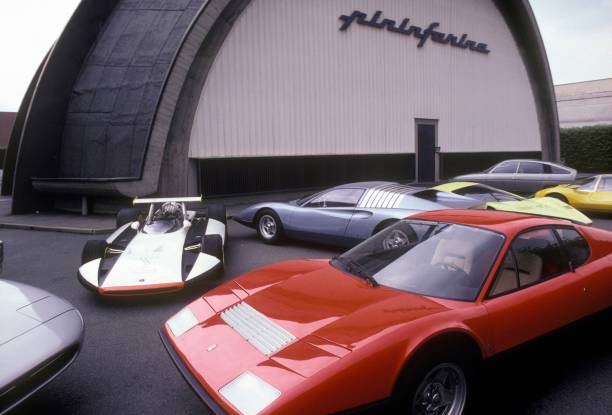 Modeles dans la cour de l'usine Pininfarina en Mai 1981 a Turin, Italie.