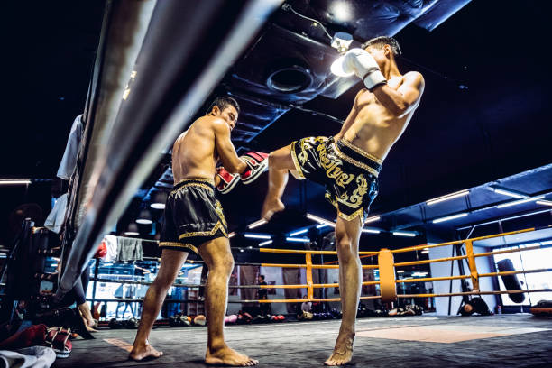 Muay Thai atletas entrenando en el ring de boxeo