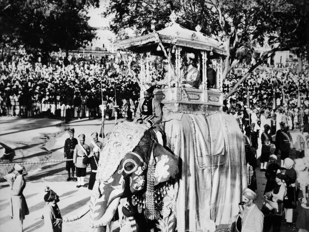 Mysore, la fête hindoue de Dussehra est célébrée avec beaucoup de faste : une procession, avec à sa tête le mahârâja sous un baldaquin installé sur...