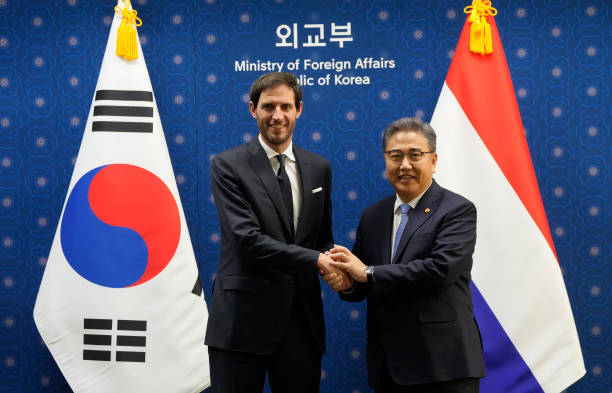 KOR: Dutch Foreign Minister Hoekstra Visits South Korea