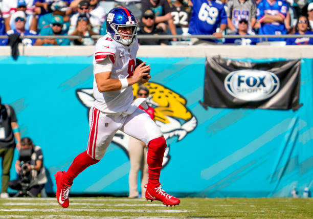 New York Giants quarterback Daniel Jones runs with the ball during the NFL Football match between the Jacksonville Jaguars and New York Giants on...