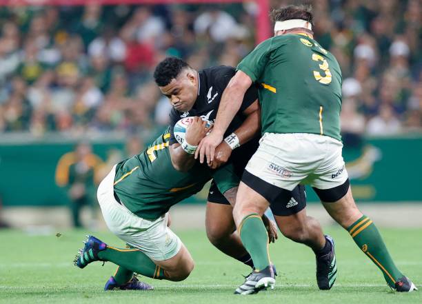 New Zealand's hooker Samisoni Taukei'aho (C) is tackled by South Africa's hooker Malcolm Marx (L) and South Africa's prop Frans Malherbe (R) during the Rugby Championship international rugby match between South Africa and New Zealand at the Mbombela Stadium in Mbombela on August 6, 2022. (Photo by PHILL MAGAKOE / AFP) (Photo by PHILL MAGAKOE/AFP via Getty Images)