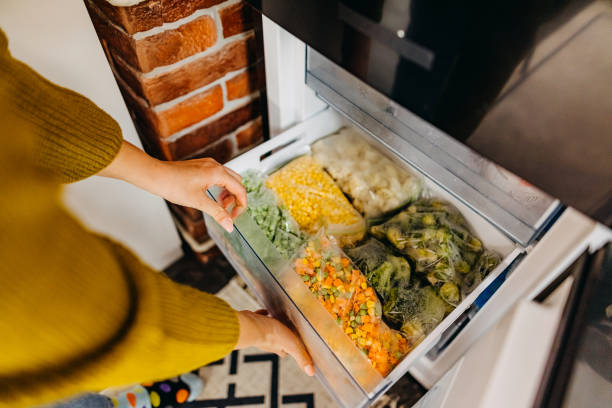 冷蔵庫で素敵な分離食品 - 冷凍庫 ストックフォトと画像