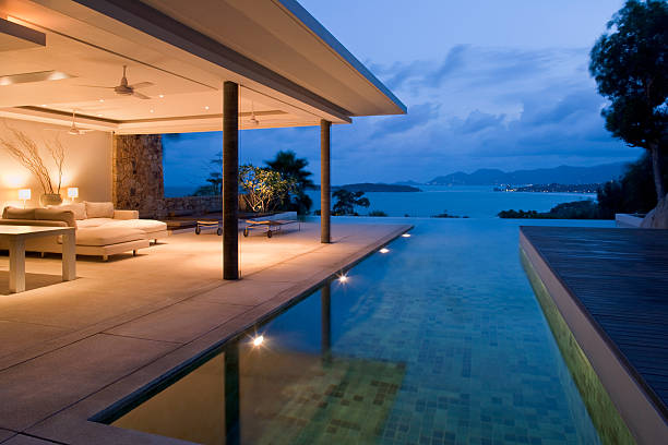 vista noturna da bela villa na ilha - piscina - fotografias e filmes do acervo