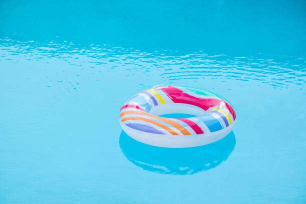 one rainbow inflatable tube float in swimming pool - piscina  - fotografias e filmes do acervo