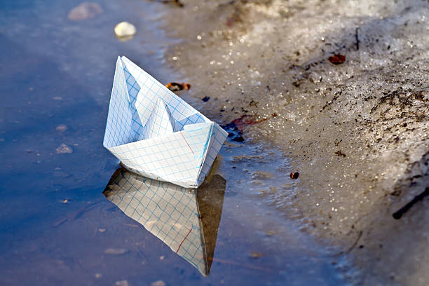 Кораблик из бумаги я по ручью пустил. Кораблик из бумаги в ручье. Бумажный кораблик в ручье. Бумажный кораблик сбоку. Сказка с бумажным корабликом.