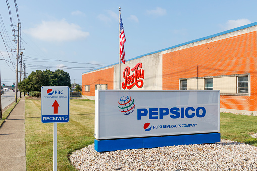 Pepsi Напитки компании вывески. Pepsi и PepsiCo является одним из крупнейших производителей напитков в мире IV