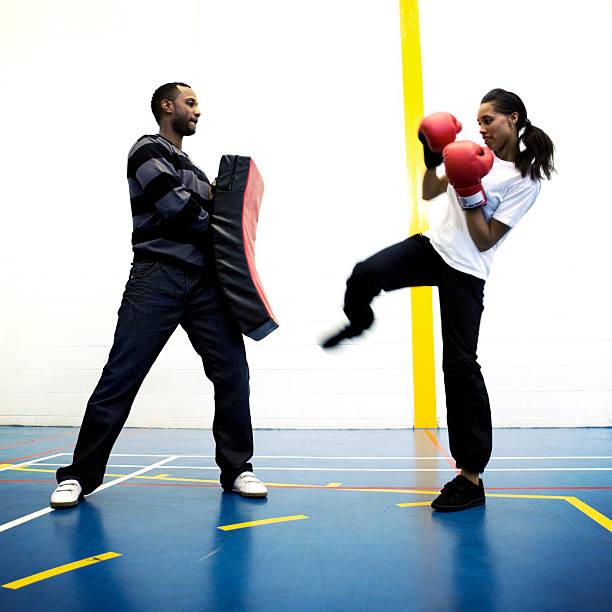Adolescente estudiantes: Mujer tiro boxeador y entrenador en la sesión de capacitación
