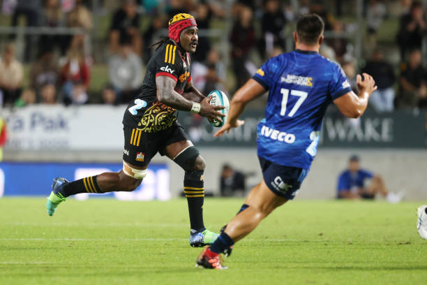 HAMILTON, NEW ZEALAND - APRIL 09: Pita Gus Sowakula of the Chiefs runs the ball forward during the round eight Super Rugby Pacific match between the Chiefs and the Blues at FMG Stadium Waikato on April 09, 2022 in Hamilton, New Zealand. (Photo by Michael Bradley/Getty Images)