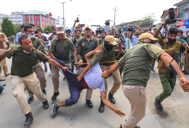IND: J&K Police Detain Kashmiri Shiite Muslims During Muharram Procession In Srinagar