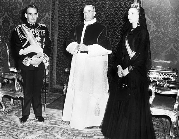pope-receives-prince-rainier-and-princess-grace-vatican-city-italy-picture-id515019620