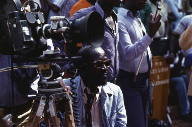 Portrait du réalisateur sénégalais Ousmane Sembène lors du tournage d'un film.