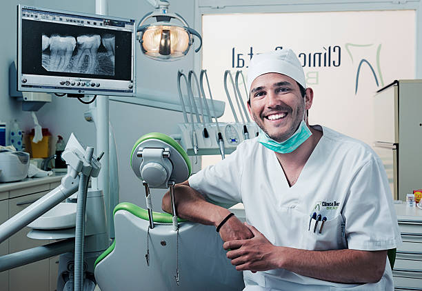 portrait of dentist in clinic - destista  - fotografias e filmes do acervo