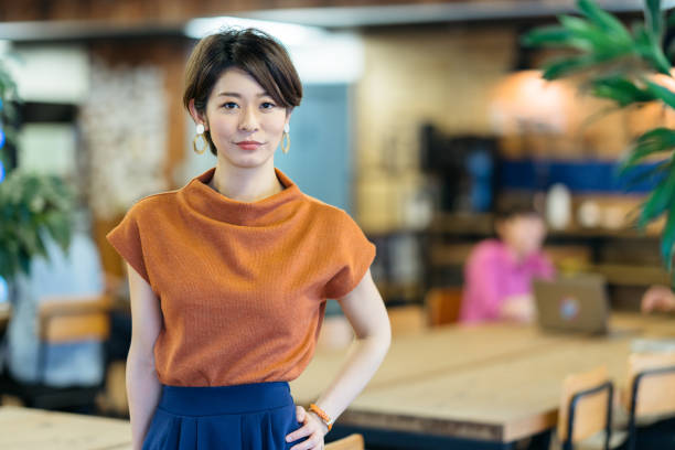 portrait of young business woman in modenr co-working space - pretty asian woman in office stock pictures, royalty-free photos & images