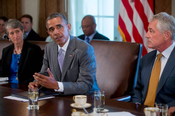photos et images de president obama holds cabinet meeting | getty images
