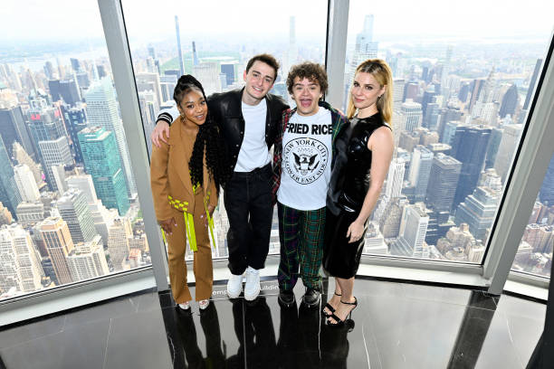 NY: Stanger Things Cast Visits the Empire State Building