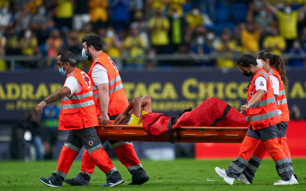 Rafael Gimenez Jarque "Fali" of Cadiz CF leaves the field injured during the La Liga Santander match between Cadiz CF and FC Barcelona at Estadio...