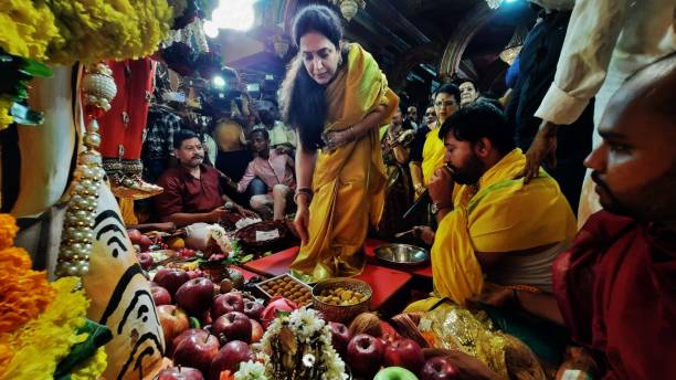 IND: Rashmi Thackeray Performs Aarti Of Goddess Durga At Tembhi Naka Navratri Pandal
