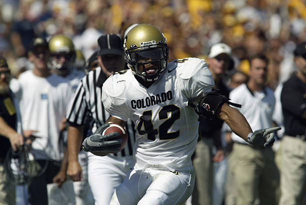 running-back-bobby-purify-of-the-colorado-university-buffaloes-runs-picture-id1431210