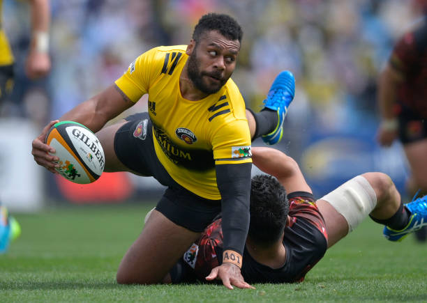 TOKYO, JAPAN - MARCH 20: Samu Kerevi of the Suntory Sungoliath is tackled by Naohiro Kotaki of the Toshiba Brave Lupus during the Top League match between Toshiba Brave Lupus and Suntory Sungoliath at Prince Chichibu Memorial Ground on March 20, 2021 in Tokyo, Japan. (Photo by Koki Nagahama/Getty Images)