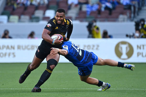 TOKYO, JAPAN - MAY 29: Samu Kerevi of the Tokyo Suntory Sungoliath is tackled by Dylan Riley of the Saitama Panasonic Wild Knights during the NTT Japan Rugby League One Play Off final between Tokyo Suntory Sungoliath and Saitama Panasonic Wild Knights at National Stadium on May 29, 2022 in Tokyo, Japan. (Photo by Kenta Harada/Getty Images)