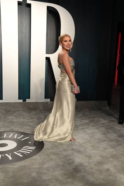 Scarlett Johansson attends the 2020 Vanity Fair Oscar Party hosted by Radhika Jones at Wallis Annenberg Center for the Performing Arts on February 09...