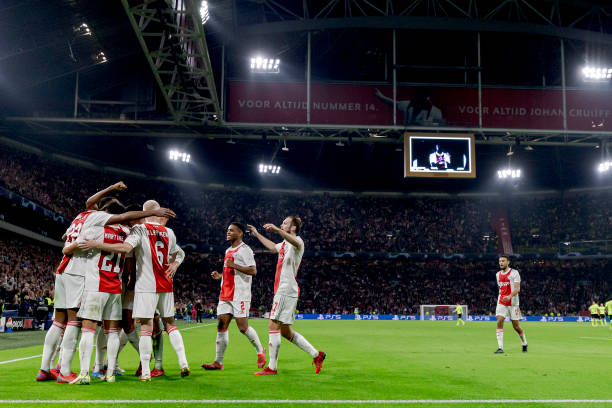 Sebastien Haller of Ajax celebrates 4-0 with Antony of Ajax, Dusan Tadic of Ajax, Ryan Gravenberch of Ajax, Davy Klaassen of Ajax, Lisandro Martinez...