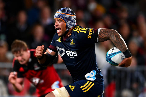 CHRISTCHURCH, NEW ZEALAND - APRIL 01: Shannon Frizell of the Highlanders makes a break during the round seven Super Rugby Pacific match between the Crusaders and the Highlanders at Orangetheory Stadium on April 01, 2022 in Christchurch, New Zealand. (Photo by Hannah Peters/Getty Images)