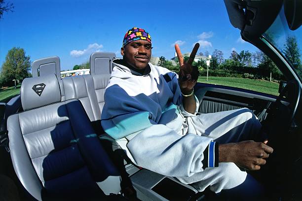 shaquille-oneal-of-the-orlando-magic-gives-the-peace-sign-while-his-picture-id85753500