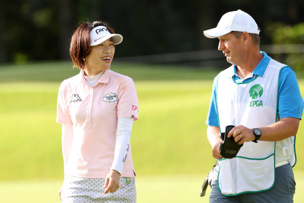 https://media.gettyimages.com/photos/shiho-oyama-of-japan-talks-with-her-caddie-on-the-17th-green-during-picture-id1339604605?k=20&m=1339604605&s=612x612&w=0&h=e85eWsa2iPXNgoJgb_dQysd-9I2q1MKpr8gDwy51vBY=