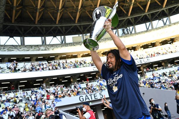 TOKYO, JAPAN - MAY 29: Shota Horie of the Saitama Panasonic Wild Knights lifts the trophy in front of supporters after their victory in the NTT Japan Rugby League One Play Off final between Tokyo Suntory Sungoliath and Saitama Panasonic Wild Knights at National Stadium on May 29, 2022 in Tokyo, Japan. (Photo by Kenta Harada/Getty Images)
