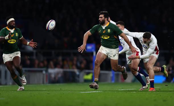 South Africa's centre Damian de Allende (3R) passes to South Africa's flanker Siya Kolisi (L) during the Autumn International friendly rugby union match between England and South Africa at Twickenham Stadium, south-west London, on November 20, 2021. (Photo by Adrian DENNIS / AFP) (Photo by ADRIAN DENNIS/AFP via Getty Images)