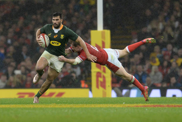CARDIFF, WALES - NOVEMBER 06: South Africa's Damian de Allende evades the tackle of Wales Nick Tompkins during the Autumn Nations Series match between Wales and South Africa at Principality Stadium on November 6, 2021 in Cardiff, Wales. (Photo by Ian Cook - CameraSport via Getty Images)
