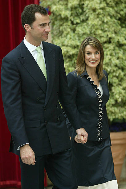 spains-princess-letizia-walks-with-her-husband-prince-felipe-in-palma-picture-id52819712