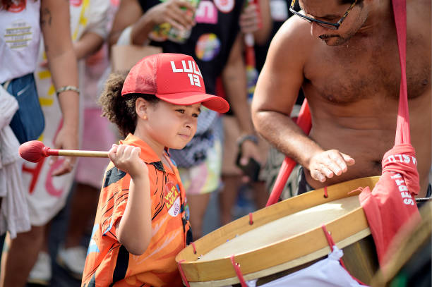 BRA: Samba Schools Make "Carna-Lula" To Show Support To The Leftist Leader