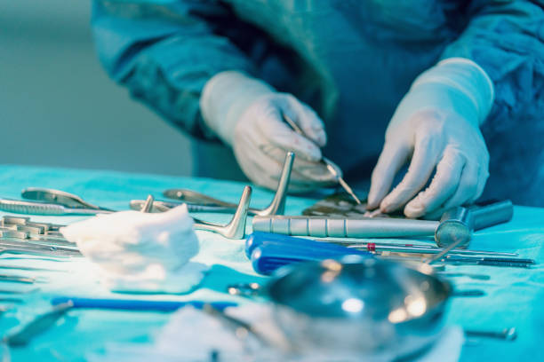 seção das cartilagens da estaca do cirurgião durante a cirurgia do rhinoplasty - rinoplastia - fotografias e filmes do acervo