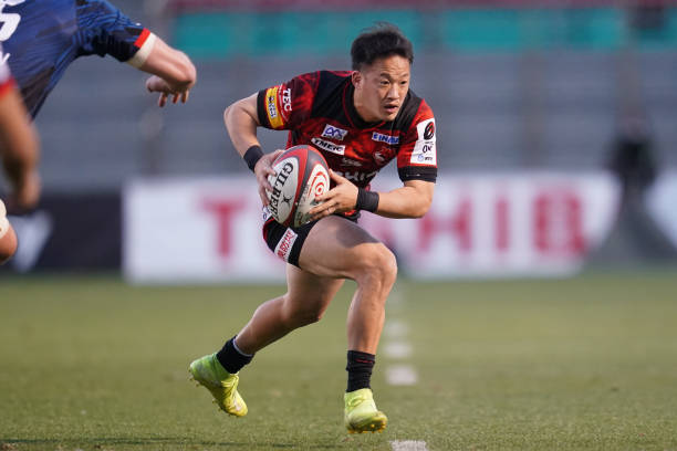 TOKYO, JAPAN - MARCH 05: Takahiro Ogawa of Toshiba Brave Lupus Tokyo runs with the ball during the NTT Japan Rugby League One match between Toshiba Brave Lupus Tokyo and Yokohama Canon Eagles at Prince Chichibu Memorial Ground on March 05, 2022 in Tokyo, Japan. (Photo by Toru Hanai/Getty Images)