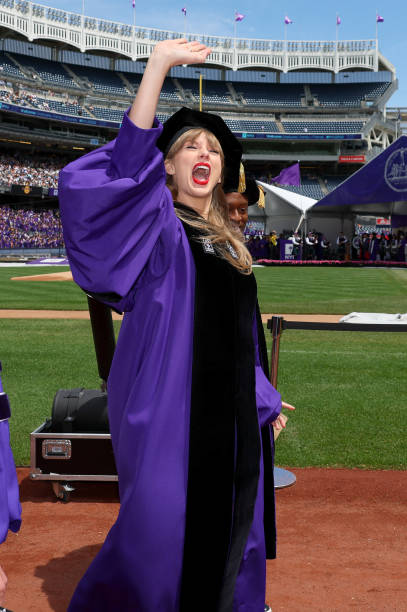 NY: Taylor Swift Delivers New York University 2022 Commencement Address