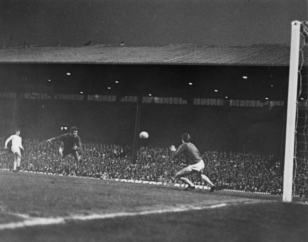 The FA Cup Final replay between Chelsea and Leeds United at Old Trafford, 29th April 1970. Chelsea won 2-1. Chelsea's Peter Osgood scores with a...