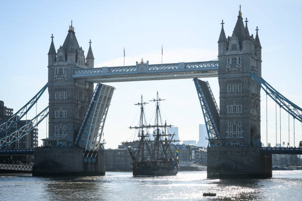 GBR: Gotheburg, Swedish 18th Century Replica Ship, Passes Under Tower Bridge