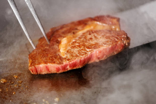 the sizzling steak - 鉄板焼き ストックフォトと画像
